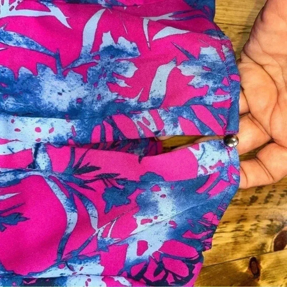 Banana Republic Colorful Floral blouse with capped sleeves, keyhole in back. - Picture 6 of 7